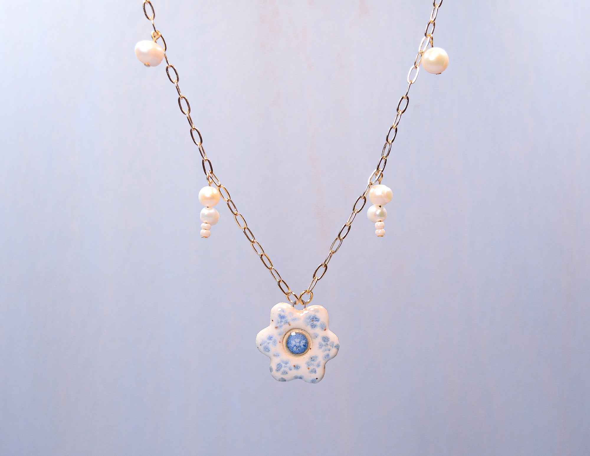 White Daisy and Pearls Necklace